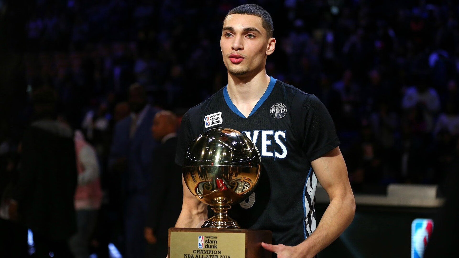 随机“中超到场观众人数逐步回升”，中超现场观众人数统计