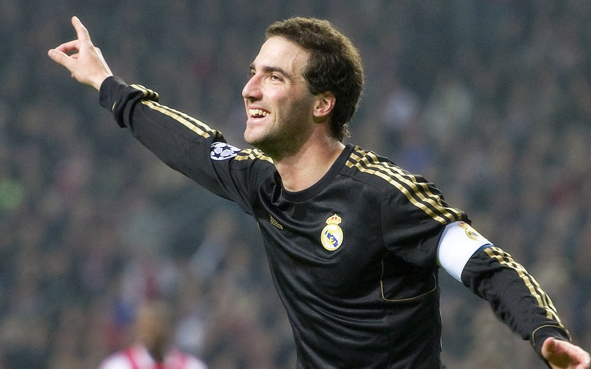 爱游戏娱乐-巴塞罗那计划引进英超中场，以增强阵容深度